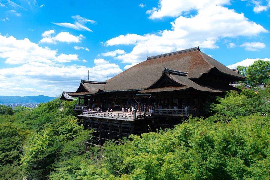 Kiyomizu Temple with cherry blossoms